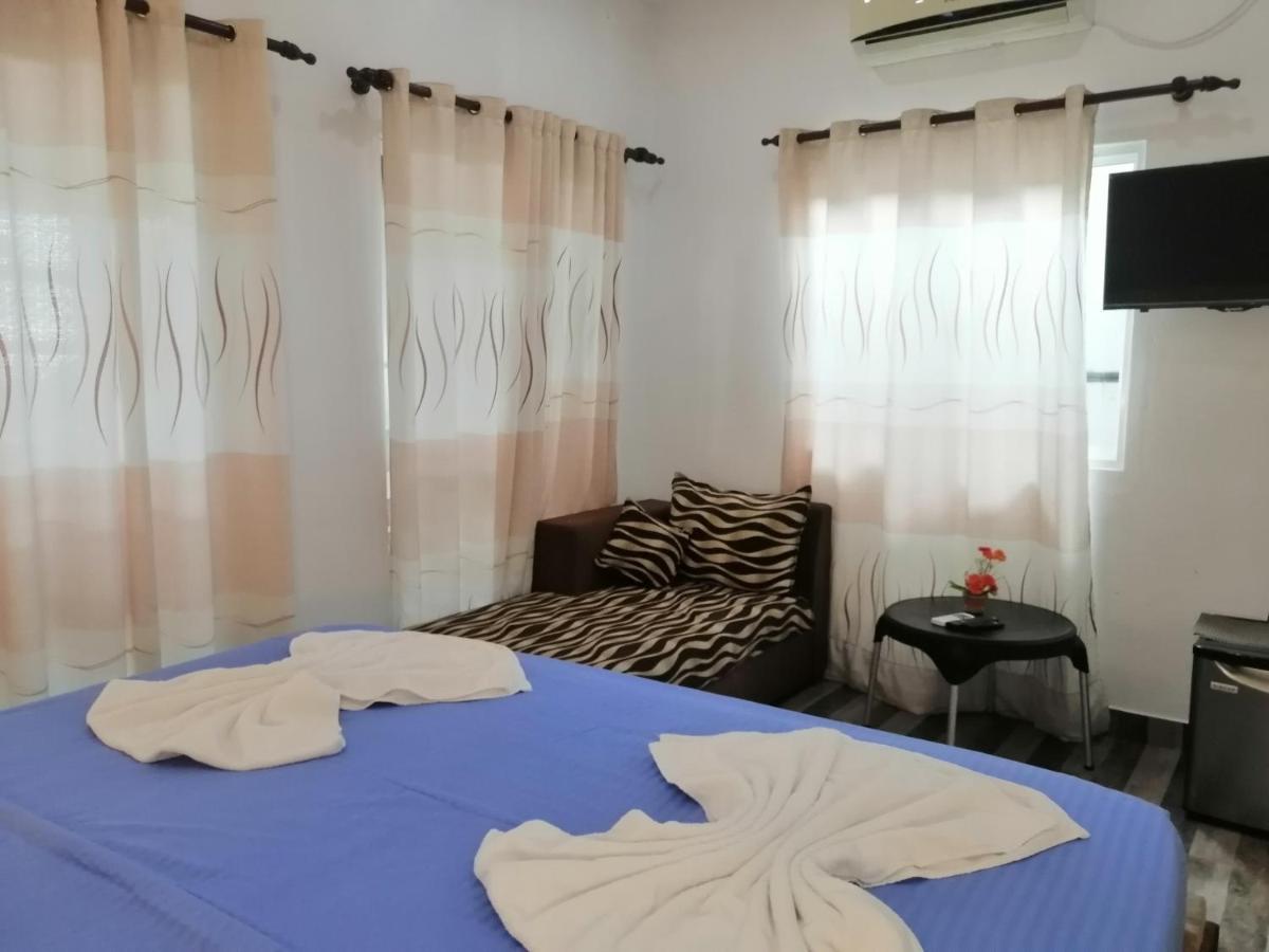 נגומבו Le Petit Hotel & Restaurant מראה חיצוני תמונה