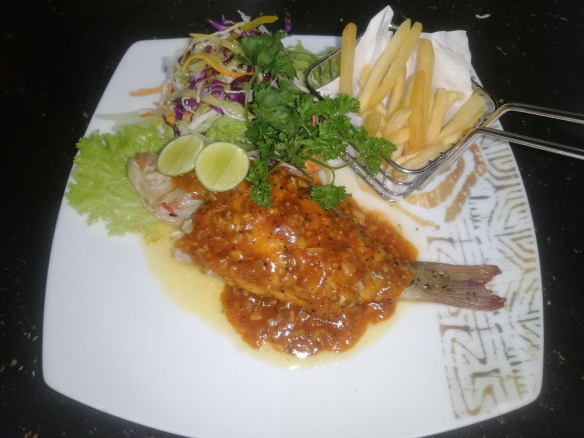 נגומבו Le Petit Hotel & Restaurant מראה חיצוני תמונה